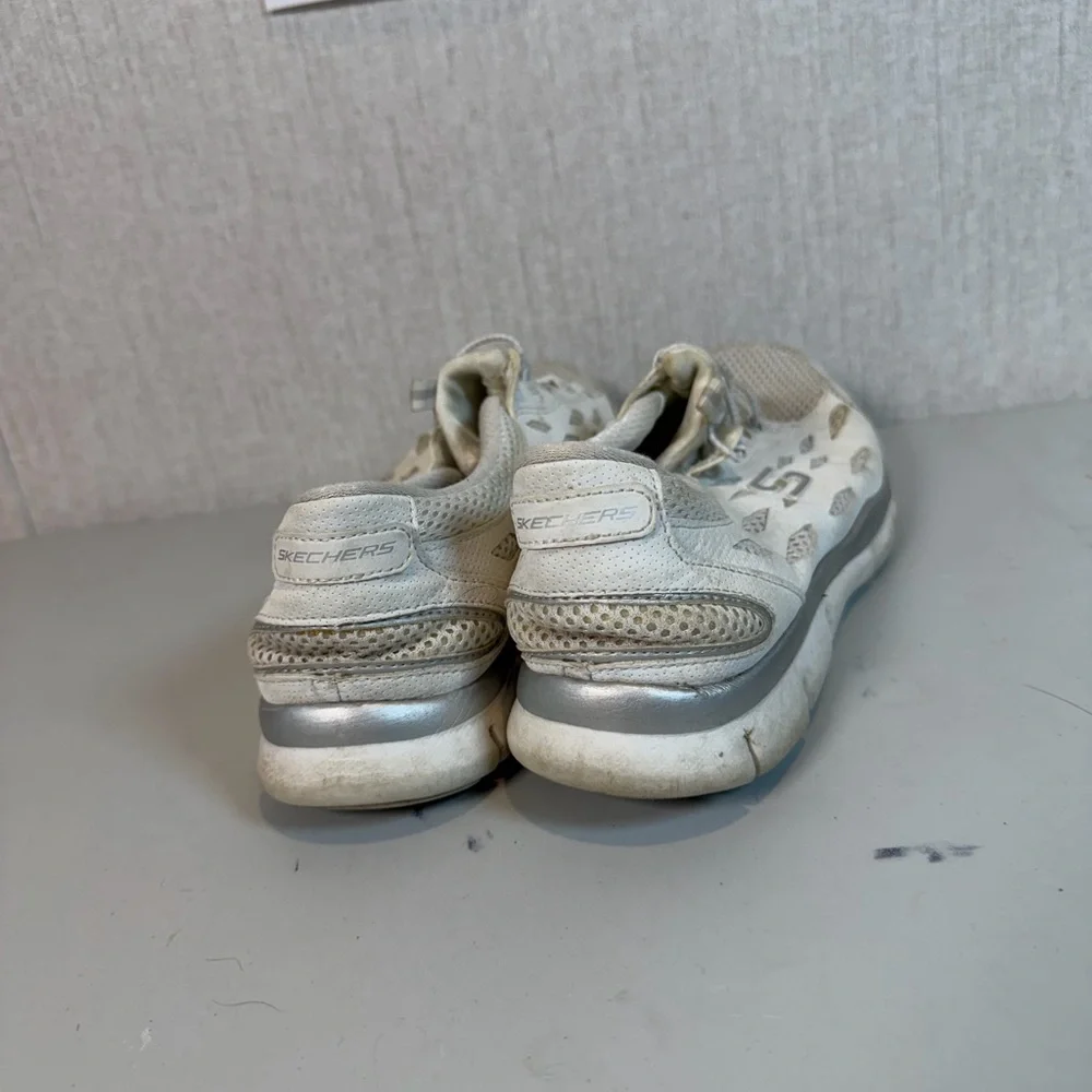 Skechers Womens Gratis‎ Going Places 22603 White Running Shoes Sneakers Size 9